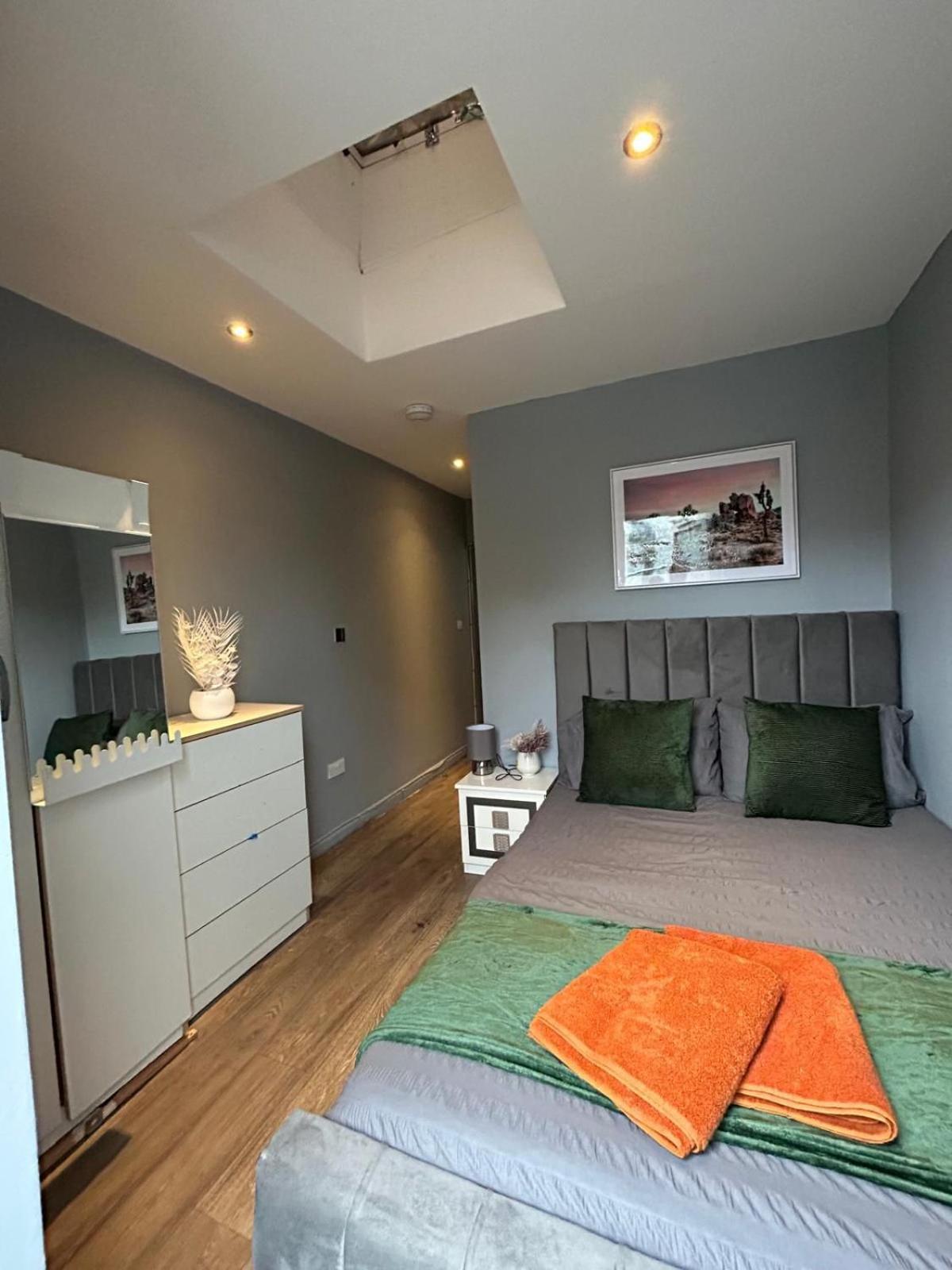 לונדון 2 Bedroom Flat In Euston 2 Mins Away From Station, No Lift מראה חיצוני תמונה