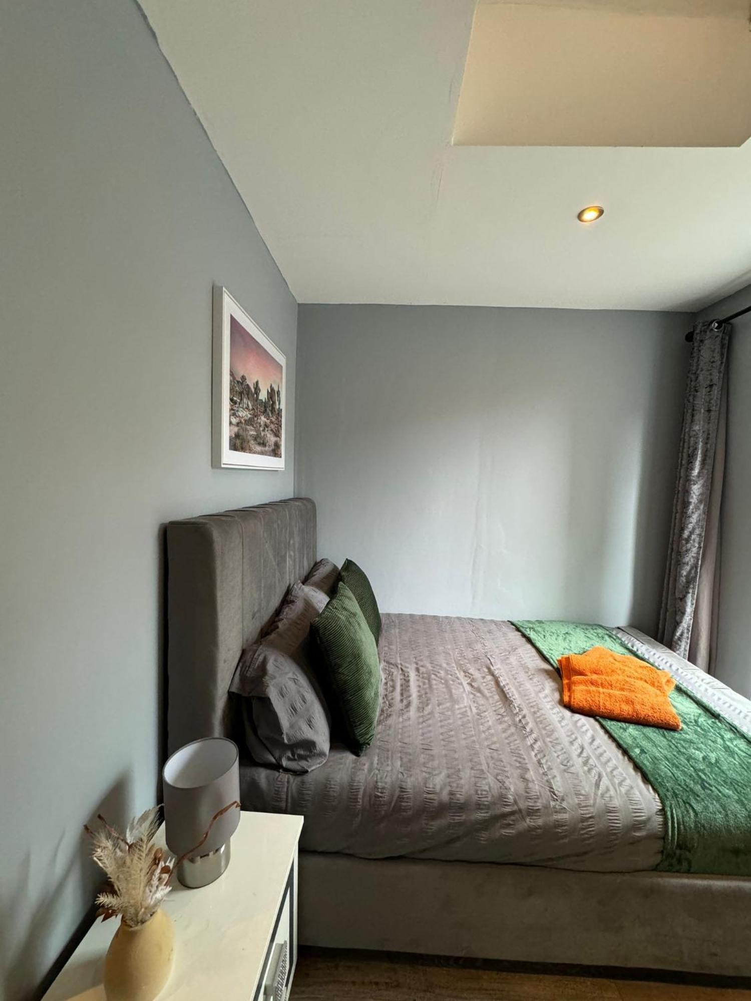 לונדון 2 Bedroom Flat In Euston 2 Mins Away From Station, No Lift מראה חיצוני תמונה