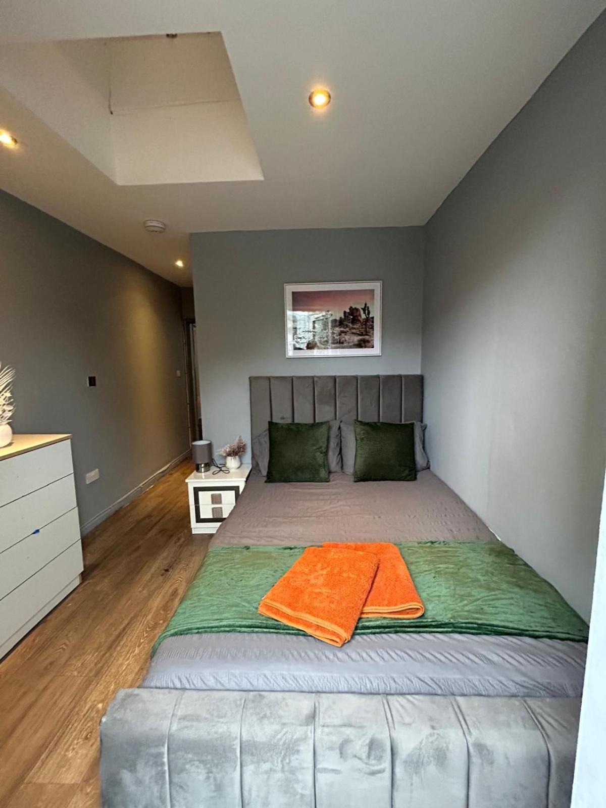 לונדון 2 Bedroom Flat In Euston 2 Mins Away From Station, No Lift מראה חיצוני תמונה