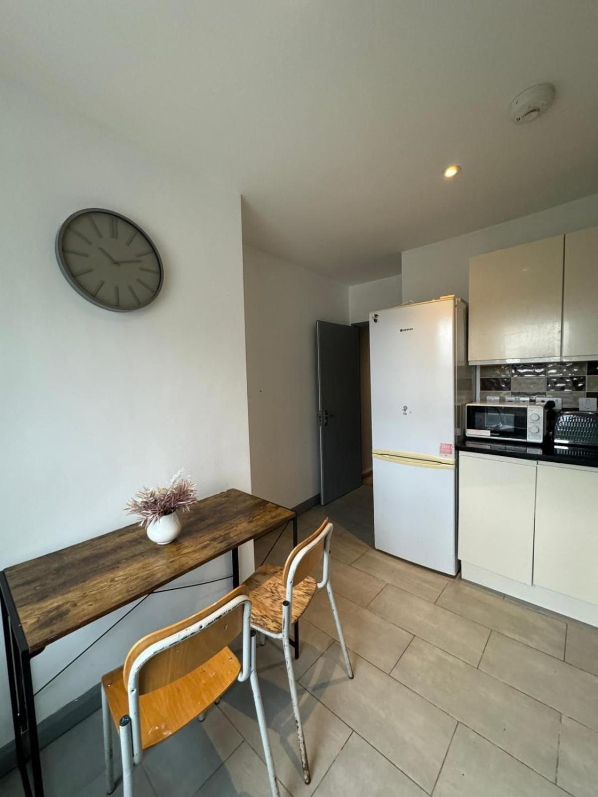לונדון 2 Bedroom Flat In Euston 2 Mins Away From Station, No Lift מראה חיצוני תמונה