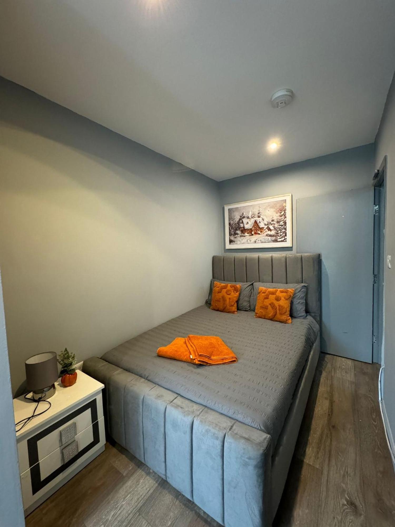 לונדון 2 Bedroom Flat In Euston 2 Mins Away From Station, No Lift מראה חיצוני תמונה
