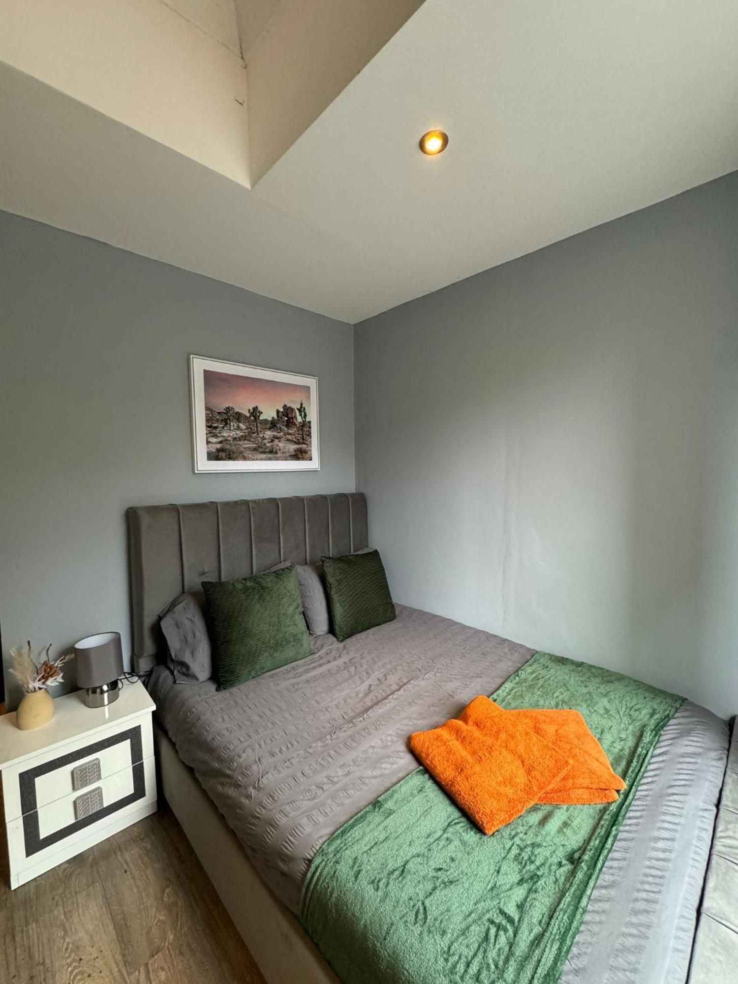 לונדון 2 Bedroom Flat In Euston 2 Mins Away From Station, No Lift מראה חיצוני תמונה