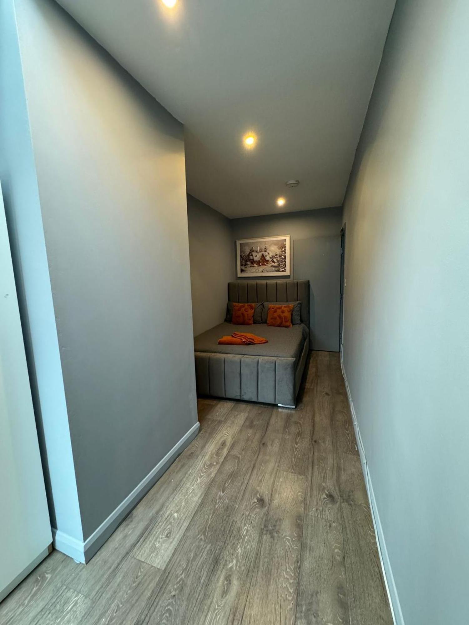 לונדון 2 Bedroom Flat In Euston 2 Mins Away From Station, No Lift מראה חיצוני תמונה